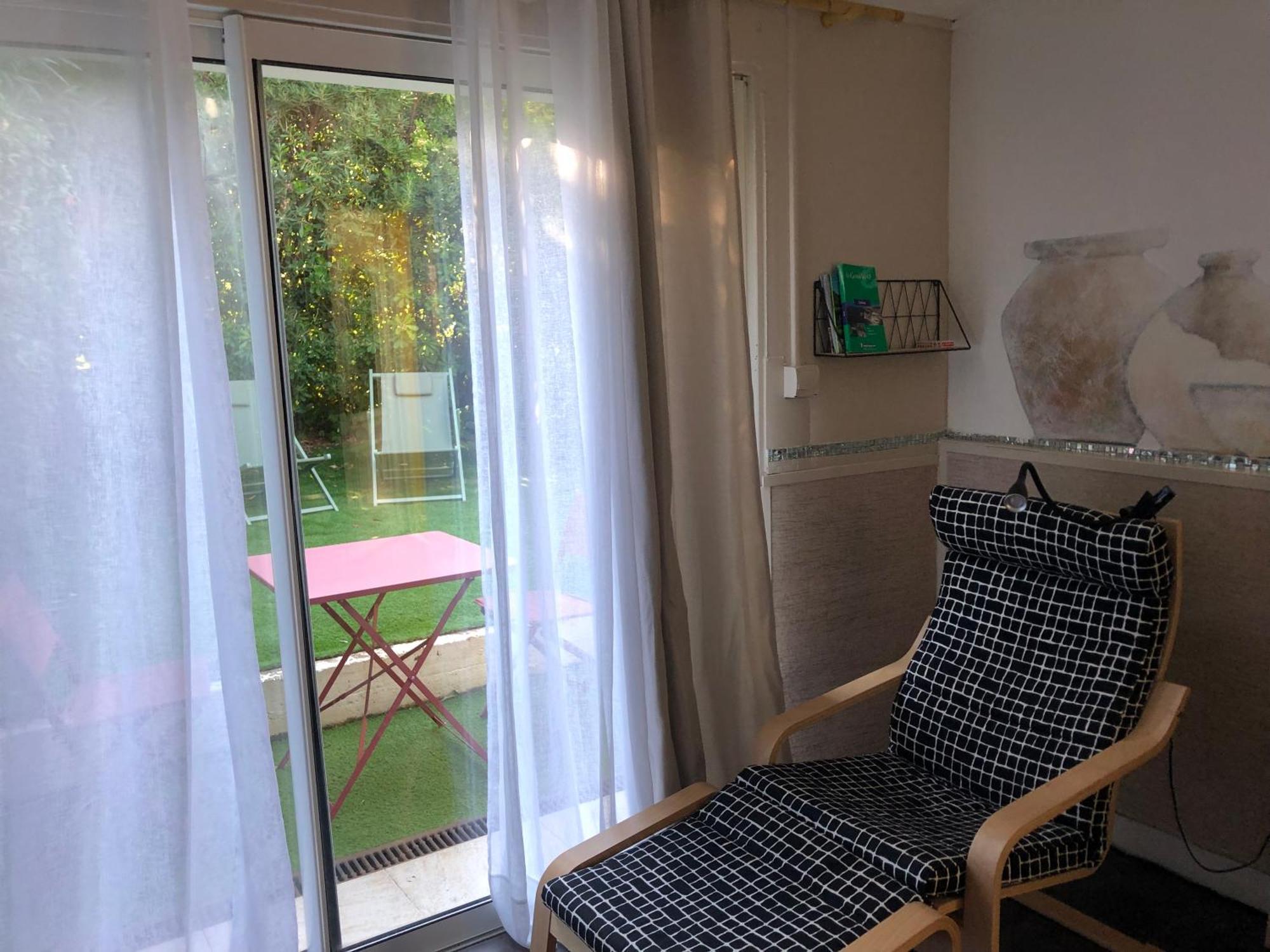 2 Pieces Independant Avec Son Jardinet Prive Hotel Борго Екстериор снимка